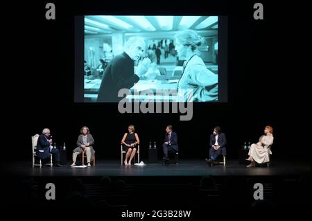 Milan, Italie Piccolo Teatro Strehle, Giorgio Strehler l'événement de garçon de 100 ans en sa mémoire la Milanesiana avec la participation de Elisabetta Sgarbi directeur artistique la Milanesiana, Stefano Bruno Galli conseiller pour la Culture région Lombardie, Filippo del Corno conseiller pour la Culture de la Municipalité de Milan, Claudio Longhi réalisateur Piccolo Teatro prologue de Ruth Shammah avec les témoignages et les souvenirs d'Ornella Vanoni, Massimo Ranieri Piergaetano Marchetti avec Mario Andreose et Cristina Battocletti dans la photo: Banque D'Images