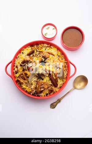 Kathal Biryani est fait à l'aide de morceaux de jackfruit crus cuits lentement avec une variété d'épices et mélangés avec du riz basmati. Servi avec du caillé et du salan. INDI Banque D'Images