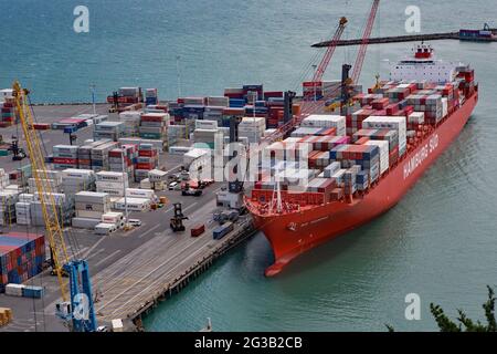 Navire à conteneurs MV Rio Madeira avec pont empilé de conteneurs et vu d'en haut au port de Napier en Nouvelle-Zélande. Amarré au quai à conteneurs. Banque D'Images