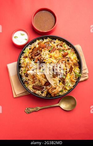 Kathal Biryani est fait à l'aide de morceaux de jackfruit crus cuits lentement avec une variété d'épices et mélangés avec du riz basmati. Servi avec du caillé et du salan. INDI Banque D'Images