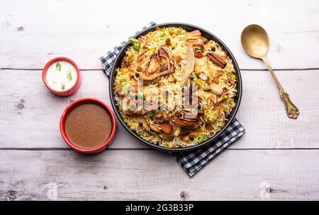 Kathal Biryani est fait à l'aide de morceaux de jackfruit crus cuits lentement avec une variété d'épices et mélangés avec du riz basmati. Servi avec du caillé et du salan. INDI Banque D'Images