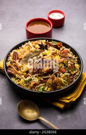 Kathal Biryani est fait à l'aide de morceaux de jackfruit crus cuits lentement avec une variété d'épices et mélangés avec du riz basmati. Servi avec du caillé et du salan. INDI Banque D'Images