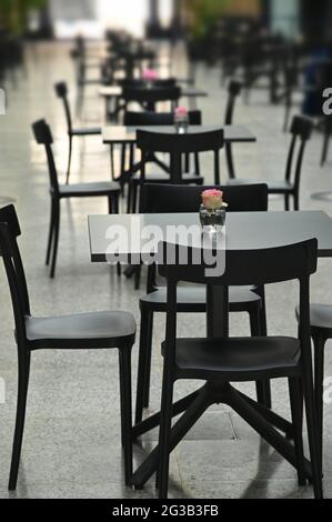 Rangées de tables de terrasse de restaurant noires vides Banque D'Images