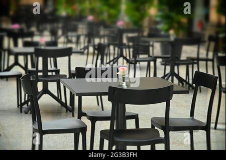 Rangées de tables de terrasse de restaurant noires vides Banque D'Images