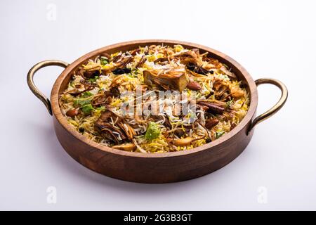 Kathal Biryani est fait à l'aide de morceaux de jackfruit crus cuits lentement avec une variété d'épices et mélangés avec du riz basmati. Servi avec du caillé et du salan. INDI Banque D'Images