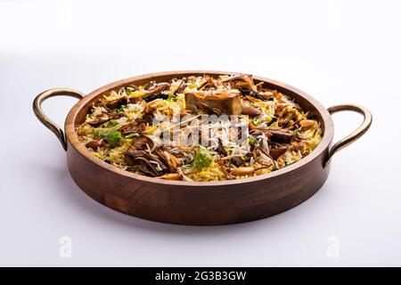 Kathal Biryani est fait à l'aide de morceaux de jackfruit crus cuits lentement avec une variété d'épices et mélangés avec du riz basmati. Servi avec du caillé et du salan. INDI Banque D'Images