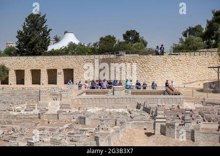 Les touristes apprécient la célèbre échelle 1:50 'modèle de Jérusalem à la fin de la période du second Temple'. Musée d'Israël, Jérusalem. Israël Banque D'Images