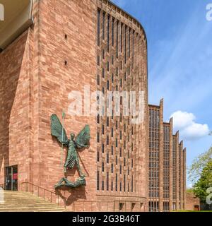 La cathédrale Saint-Michel a été construite à côté de la précédente cathédrale bombardée de ruines au cours de la Seconde Guerre mondiale. Conçu par Sir Basil Spence ouvert en 1962. Banque D'Images