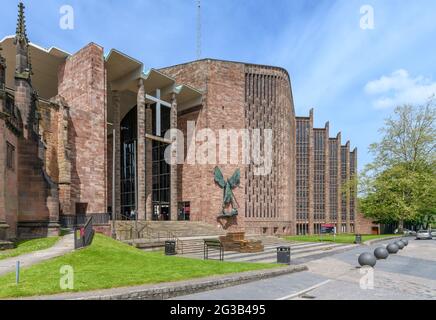 La cathédrale Saint-Michel a été construite à côté de la précédente cathédrale bombardée de ruines au cours de la Seconde Guerre mondiale. Conçu par Sir Basil Spence ouvert en 1962. Banque D'Images