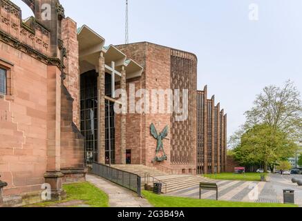 La cathédrale Saint-Michel a été construite à côté de la précédente cathédrale bombardée de ruines au cours de la Seconde Guerre mondiale. Conçu par Sir Basil Spence ouvert en 1962. Banque D'Images