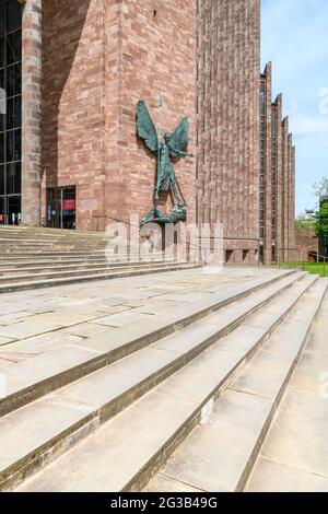 La cathédrale Saint-Michel a été construite à côté de la précédente cathédrale bombardée de ruines au cours de la Seconde Guerre mondiale. Conçu par Sir Basil Spence ouvert en 1962. Banque D'Images