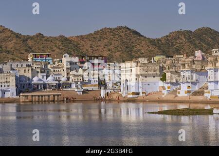 Les personnes se baignant dans le lac sacré de Pushkar la foire annuelle de Pushkar en Inde Rajasthan. Banque D'Images