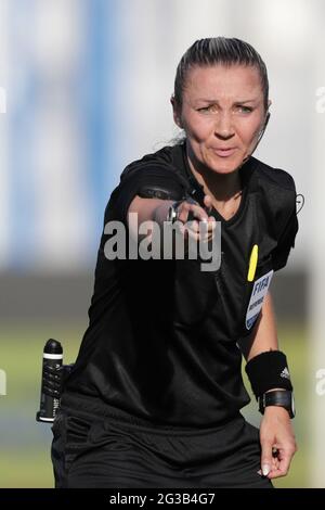 Ferrara, Italie, le 10 juin 2021. L'arbitre Monika Mularczyk de Pologne réagit lors du match international de football amical au Stadio Paolo Mazza di Ferrara. Le crédit photo devrait se lire: Jonathan Moscrop / Sportimage Banque D'Images