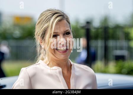 Nieuwkuijk, pays-Bas. 15 juin 2021. La reine Maxima visite Veluw Metal Creations lors d'une visite de travail. Veluw Metal Creations, qui emploie 110 personnes, traite les tôles de fer, d'aluminium et d'acier inoxydable. La société produit des pièces pour machines et véhicules dans tous les secteurs, intérieurs de magasins et le monde médical. Nieuwkuijk, pays-Bas, le 15 juin 2021. Photo de Robin Utrecht/ABACAPRESS.COM crédit: Abaca Press/Alay Live News Banque D'Images
