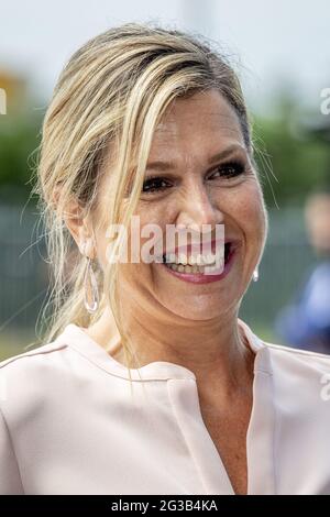 Nieuwkuijk, pays-Bas. 15 juin 2021. La reine Maxima visite Veluw Metal Creations lors d'une visite de travail. Veluw Metal Creations, qui emploie 110 personnes, traite les tôles de fer, d'aluminium et d'acier inoxydable. La société produit des pièces pour machines et véhicules dans tous les secteurs, intérieurs de magasins et le monde médical. Nieuwkuijk, pays-Bas, le 15 juin 2021. Photo de Robin Utrecht/ABACAPRESS.COM crédit: Abaca Press/Alay Live News Banque D'Images