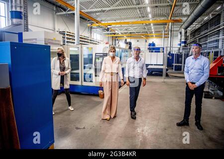 Nieuwkuijk, pays-Bas. 15 juin 2021. La reine Maxima visite Veluw Metal Creations lors d'une visite de travail. Veluw Metal Creations, qui emploie 110 personnes, traite les tôles de fer, d'aluminium et d'acier inoxydable. La société produit des pièces pour machines et véhicules dans tous les secteurs, intérieurs de magasins et le monde médical. Nieuwkuijk, pays-Bas, le 15 juin 2021. Photo de Robin Utrecht/ABACAPRESS.COM crédit: Abaca Press/Alay Live News Banque D'Images