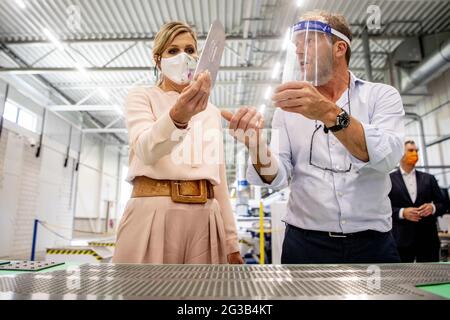 Nieuwkuijk, pays-Bas. 15 juin 2021. La reine Maxima visite Veluw Metal Creations lors d'une visite de travail. Veluw Metal Creations, qui emploie 110 personnes, traite les tôles de fer, d'aluminium et d'acier inoxydable. La société produit des pièces pour machines et véhicules dans tous les secteurs, intérieurs de magasins et le monde médical. Nieuwkuijk, pays-Bas, le 15 juin 2021. Photo de Robin Utrecht/ABACAPRESS.COM crédit: Abaca Press/Alay Live News Banque D'Images