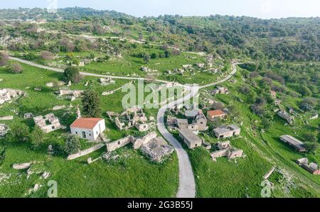 Ruines d'un vieux village inhabité à Chypre, panorama de drone Banque D'Images