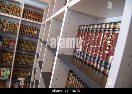 15 juin 2021, Basse-Saxe, Osnabrück: Les livres sont dans un placard avec la littérature islamique. À Osnabrück, le Collège de l'Islam a été inauguré en cérémonie. Photo: Lino Mirgeler/dpa Banque D'Images