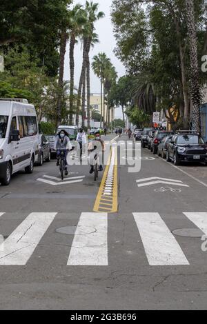 LIMA, PÉROU - 14 juin 2021 : Barranco, Lima, Pérou; 13 2021 juin. Personnes à vélo dans Covid 19 fois. Banque D'Images