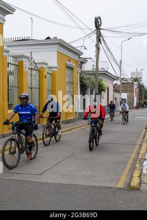 LIMA, PÉROU - 14 juin 2021 : Barranco, Lima, Pérou; 13 2021 juin. Personnes à vélo dans Covid 19 fois. Banque D'Images