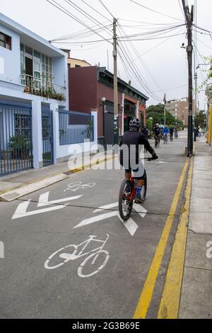 LIMA, PÉROU - 14 juin 2021 : Barranco, Lima, Pérou; 13 2021 juin. Personnes à vélo dans Covid 19 fois. Banque D'Images