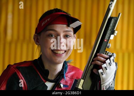 Seonaid McIntosh lors d'une séance photo pour les Jeux Olympiques de Tokyo en 2020 à son stand de tir à Alloa, en Écosse. Date de la photo: Mardi 15 juin 2021. Banque D'Images