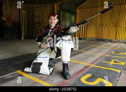 Seonaid McIntosh lors d'une séance photo pour les Jeux Olympiques de Tokyo en 2020 à son stand de tir à Alloa, en Écosse. Date de la photo: Mardi 15 juin 2021. Banque D'Images