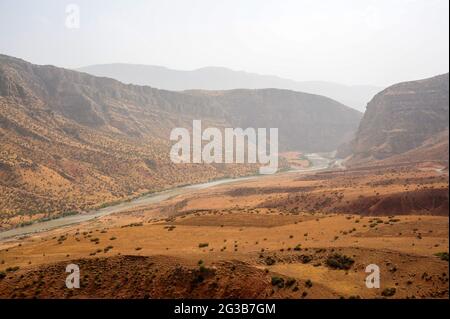 Vue sur la vallée de Bolan avec rivière. Province de Siirt Banque D'Images