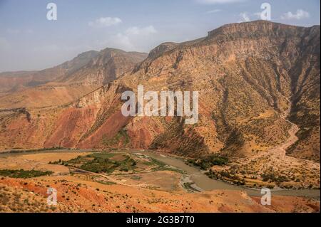 Vue sur la vallée de Bolan avec rivière. Province de Siirt Banque D'Images