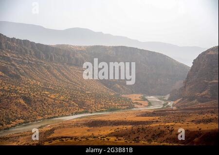 Vue sur la vallée de Bolan avec rivière. Province de Siirt Banque D'Images