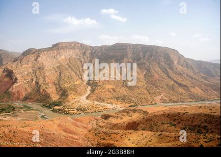 Vue sur la vallée de Bolan avec rivière. Province de Siirt Banque D'Images