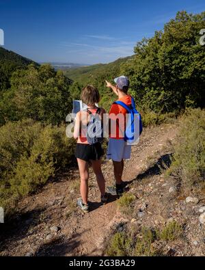 Randonneurs sur le chemin entre les ermitages de Sant Pere de la Portella et Sant Miquel des canaux, dans la chaîne de montagnes de Picancel (Catalogne, Espagne) Banque D'Images