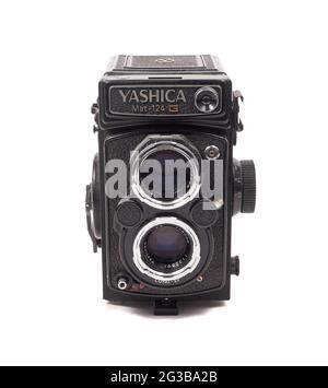 29 novembre 2017, Moscou, Russie. Filmez un appareil photo de format moyen avec un cadre 6x6 Yashica Mat 124G sur fond blanc. Banque D'Images