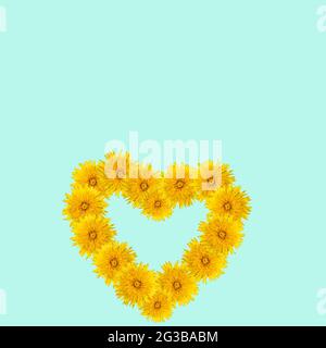 Symbole de l'amour, du bonheur, de l'été - une forme de coeur faite de pissenlits jaunes sur un fond bleu clair, cadre carré. Peut être utilisé comme carte de fête des mères Banque D'Images