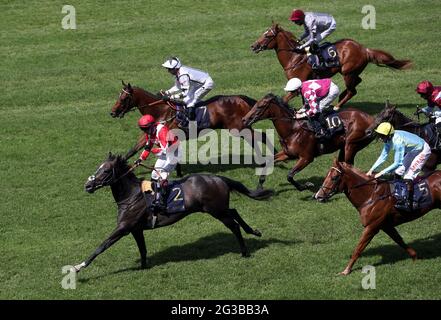 Jockey Oisin Murphy célèbre la victoire des piquets de Coventry sur Berkshire Shadow lors du premier jour de Royal Ascot à l'hippodrome d'Ascot. Date de la photo: Mardi 15 juin 2021. Banque D'Images