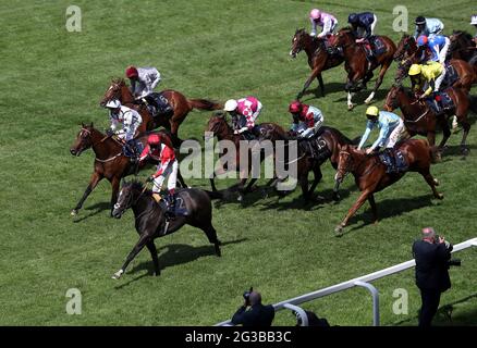 Jockey Oisin Murphy célèbre la victoire des piquets de Coventry sur Berkshire Shadow lors du premier jour de Royal Ascot à l'hippodrome d'Ascot. Date de la photo: Mardi 15 juin 2021. Banque D'Images