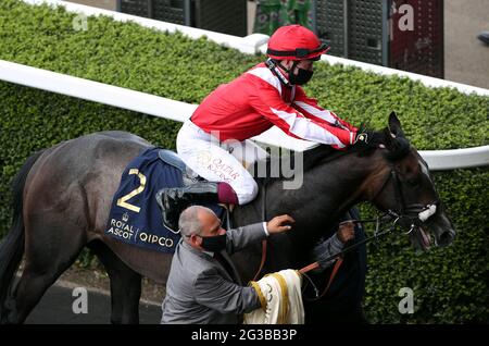 Jockey Oisin Murphy célèbre la victoire des piquets de Coventry sur Berkshire Shadow lors du premier jour de Royal Ascot à l'hippodrome d'Ascot. Date de la photo: Mardi 15 juin 2021. Banque D'Images