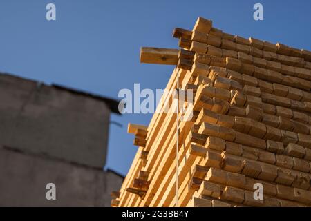 Stockage de piles de bois sur la scierie. Les planches sont empilées dans une boutique de menuiserie. Sciage séchage et commercialisation du bois. Bois de pin pour Banque D'Images