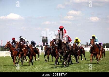 Berkshire Shadow, criblé de jockey Oisin Murphy, remporte les piquets de Coventry lors du premier jour de Royal Ascot à l'hippodrome d'Ascot. Date de la photo: Mardi 15 juin 2021. Banque D'Images