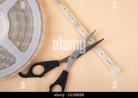 bande de led et ciseaux pour l'installation de la lumière décorative vue de dessus. Banque D'Images