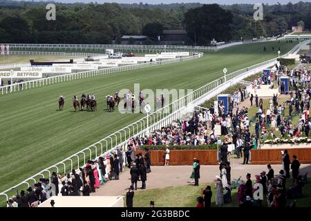 Berkshire Shadow criblé par le jockey Oisin Murphy (proche rouge/blanc) sur le chemin de gagner les piquets de Coventry pendant la première journée de Royal Ascot à l'hippodrome d'Ascot. Date de la photo: Mardi 15 juin 2021. Banque D'Images