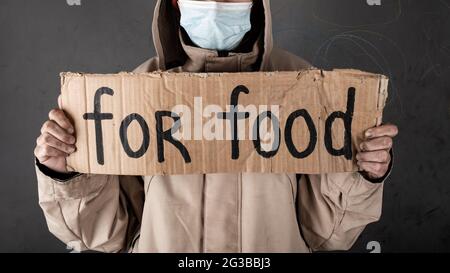 personne sans-abri demandant de la nourriture, signe d'aide. Banque D'Images