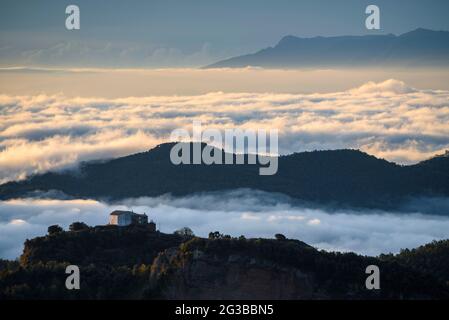 Sanctuaire de la Quar en face d'une mer de brouillard jusqu'à Montseny. Vue depuis le sommet de SALGA Aguda, à Serra de Picancel, au lever du soleil (Catalogne, Espagne) Banque D'Images