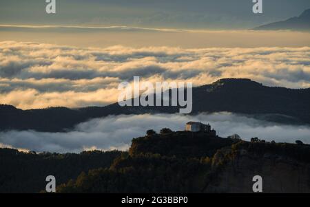 Sanctuaire de la Quar en face d'une mer de brouillard jusqu'à Montseny. Vue depuis le sommet de SALGA Aguda, à Serra de Picancel, au lever du soleil (Catalogne, Espagne) Banque D'Images