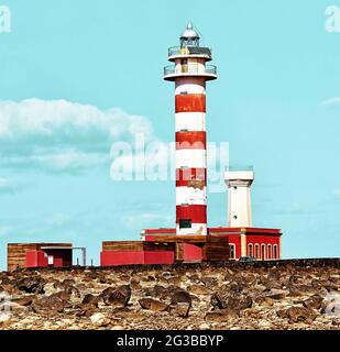 Vue sur l'ancien phare blanc rouge de Fuerteventura, Espagne Banque D'Images