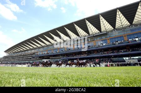 Berkshire Shadow, criblé par le jockey Oisin Murphy (à droite), remporte les piquets de Coventry lors du premier jour de Royal Ascot à l'hippodrome d'Ascot. Date de la photo: Mardi 15 juin 2021. Banque D'Images