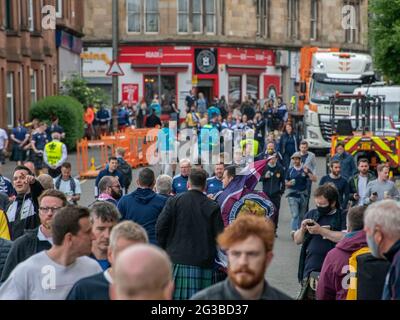 Glasgow, Écosse, Royaume-Uni. 14 juin 2021 : les fans d'Écosse se promènent vers le parc Hampden pour les étapes de groupe de l'Euro 2020 Banque D'Images