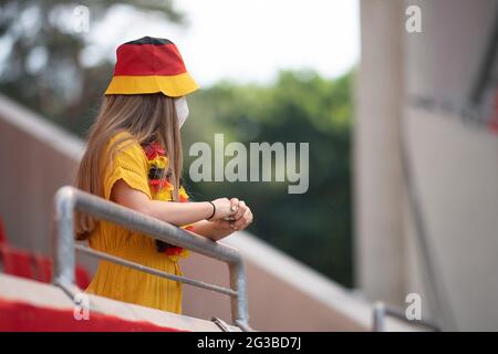 Offenbach am main, Allemagne. 15 juin 2021. Football, femmes: Match international, Allemagne - Chili dans le stade de Bieberer Berg. Un ventilateur avec masque FFP2 est debout dans le stade. Jusqu'à 1000 fans sont admis dans le stade pour le match. Credit: Sebastian Gollnow/dpa - NOTE IMPORTANTE: Conformément aux règlements de la DFL Deutsche Fußball Liga et/ou de la DFB Deutscher Fußball-Bund, il est interdit d'utiliser ou d'avoir utilisé des photos prises dans le stade et/ou du match sous forme de séquences et/ou de séries de photos de type vidéo./dpa/Alay Live News Banque D'Images