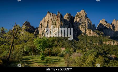 Sentier près du monastère Santa Cecília, sur le versant nord de la montagne de Montserrat (Bages, Barcelone, Catalogne, Espagne) Banque D'Images